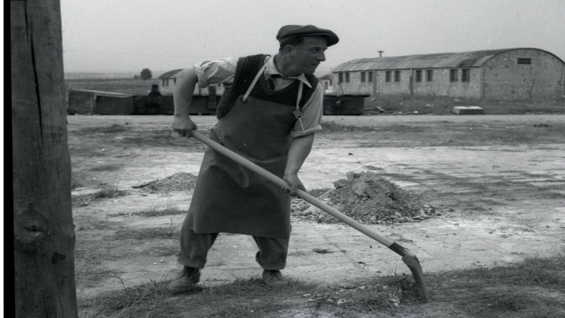 Beno Rotenberg collection: Ole Hadash be Mahane Israel (an immigrant in israel camp) 1949 [State Archive]